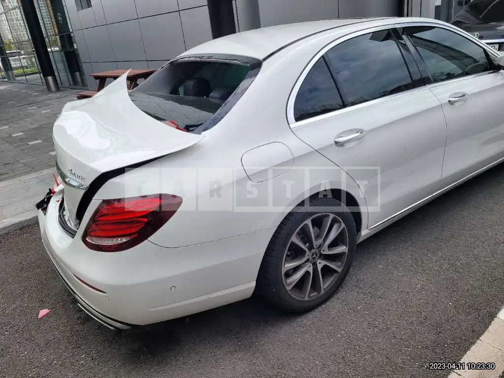 Photo 2 of 18: 2019 Mercedes-Benz E300 4Matic, VIN WDDZF4KB3KA609159 — Korean insurance auction