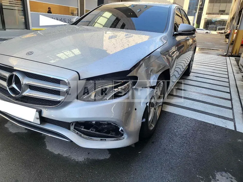 Photo 2 of 26: 2018 Mercedes-Benz E200, VIN WDDZF4CB6JA383731 — Korean insurance auction