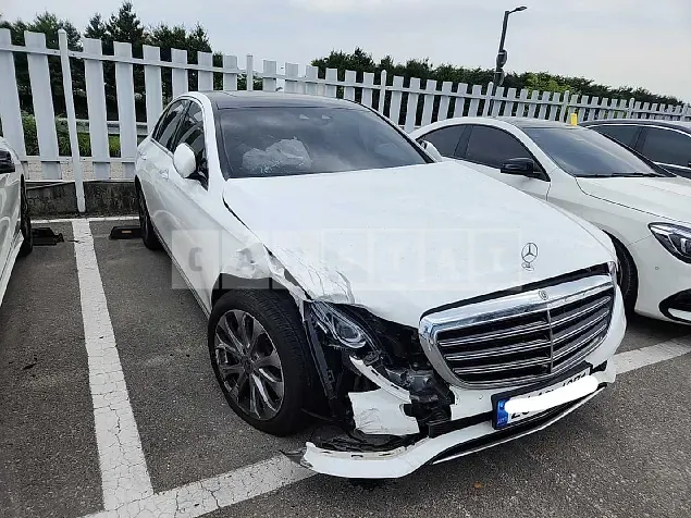 Photo 2 of 18: 2018 Mercedes-Benz E 300, VIN WDDZF4JB3JA392616 — Korean insurance auction