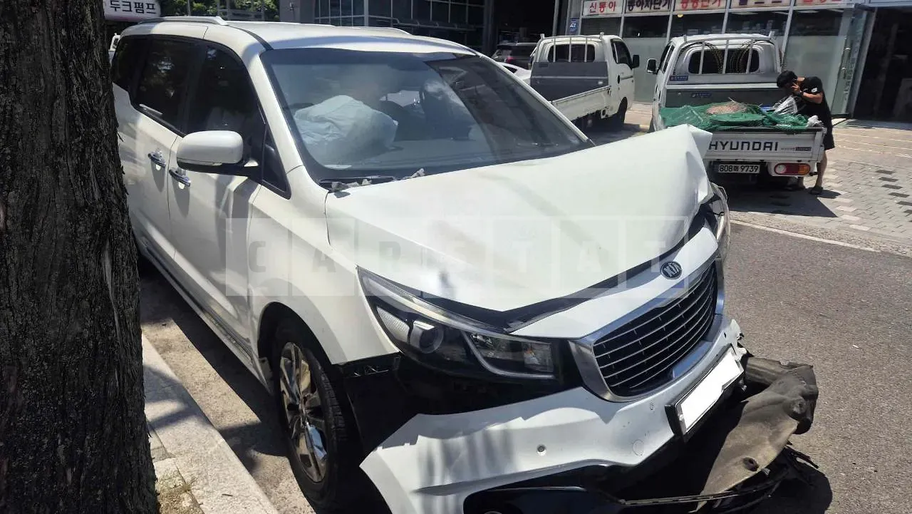 Photo 2 of 19: 2015 Kia Carnival, VIN KNAMC81ABGS147406 — Korean insurance auction