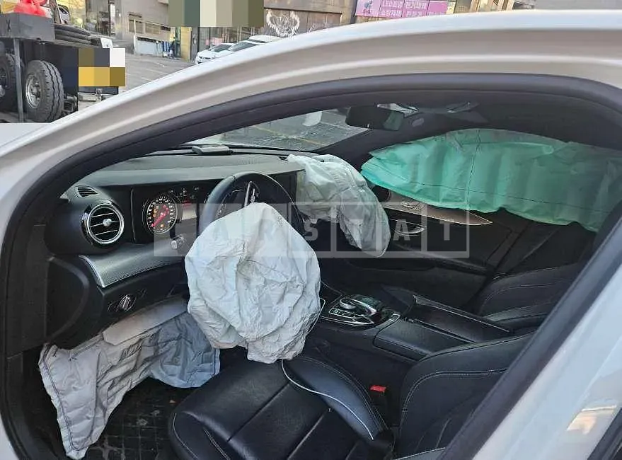 Photo 2 of 27: 2019 Mercedes-Benz E300 — Korean insurance auction