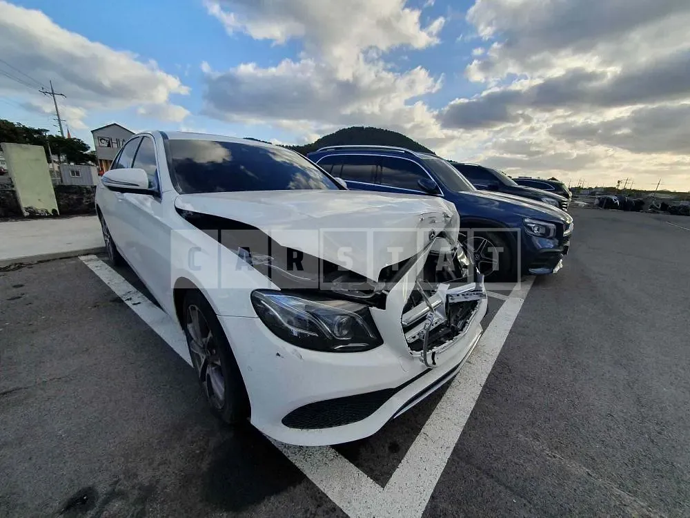 Photo 2 of 29: 2019 Mercedes-Benz E300 4Matic, VIN WDDZF4KB7KA643878 — Korean insurance auction
