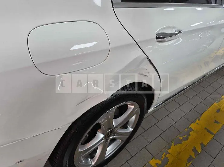 Photo 2 of 10: 2018 Mercedes-Benz E200, VIN WDDZF4CB3JA395335 — Korean insurance auction