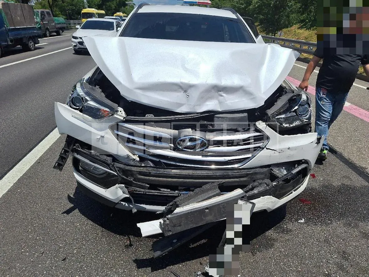 Photo 2 of 6: 2017 Hyundai Santa Fe DM — Korean insurance auction