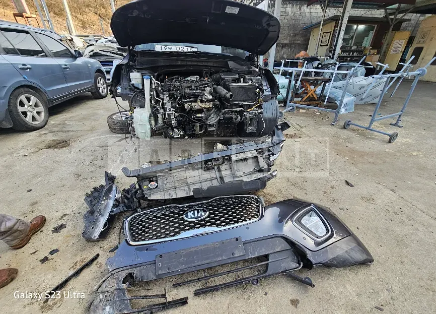 Photo 2 of 32: 2017 Kia Sorento, VIN KNAPH81BDHA278172 — Korean insurance auction