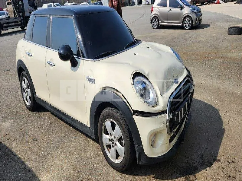 Photo 2 of 13: 2017 MINI Cooper D Five-Door, VIN WMWXT3105H2G00714 — Korean insurance auction