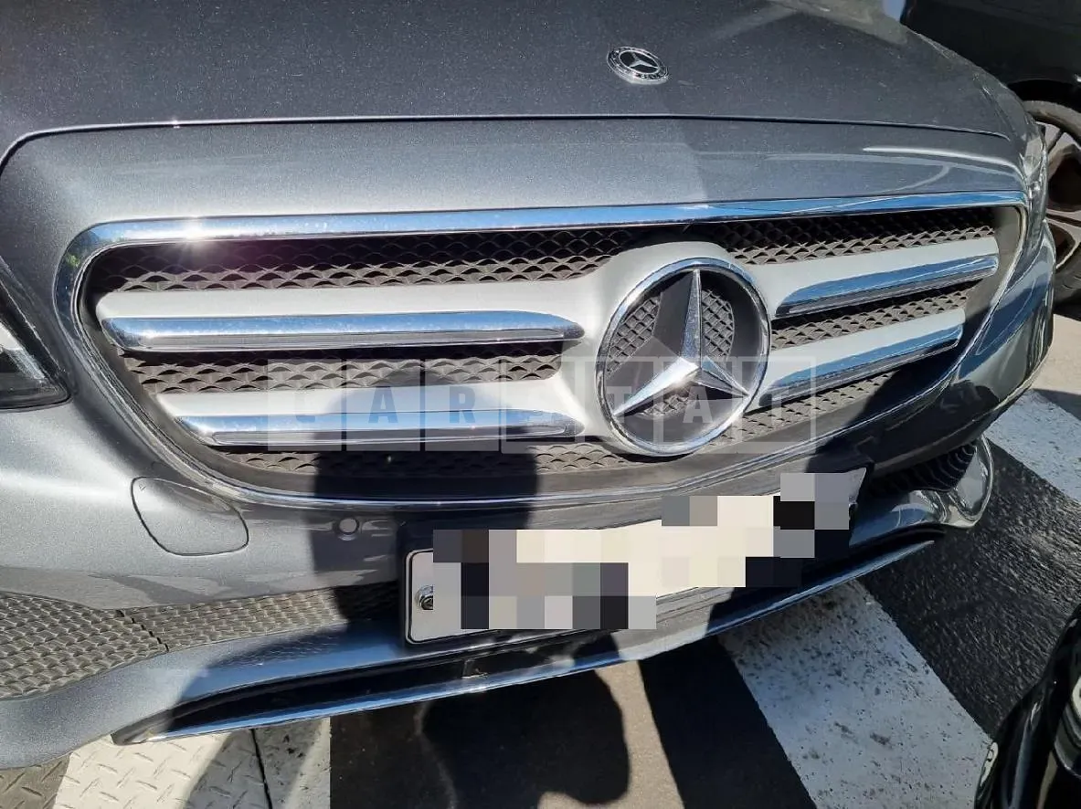 Photo 2 of 28: 2018 Mercedes-Benz E 300 — Korean insurance auction