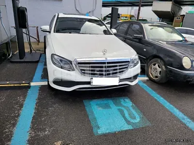 Photo 1 of 31: 2018 Mercedes-Benz E300 4Matic, VIN VWDDZF4KB3JA30038 — Korean insurance auction