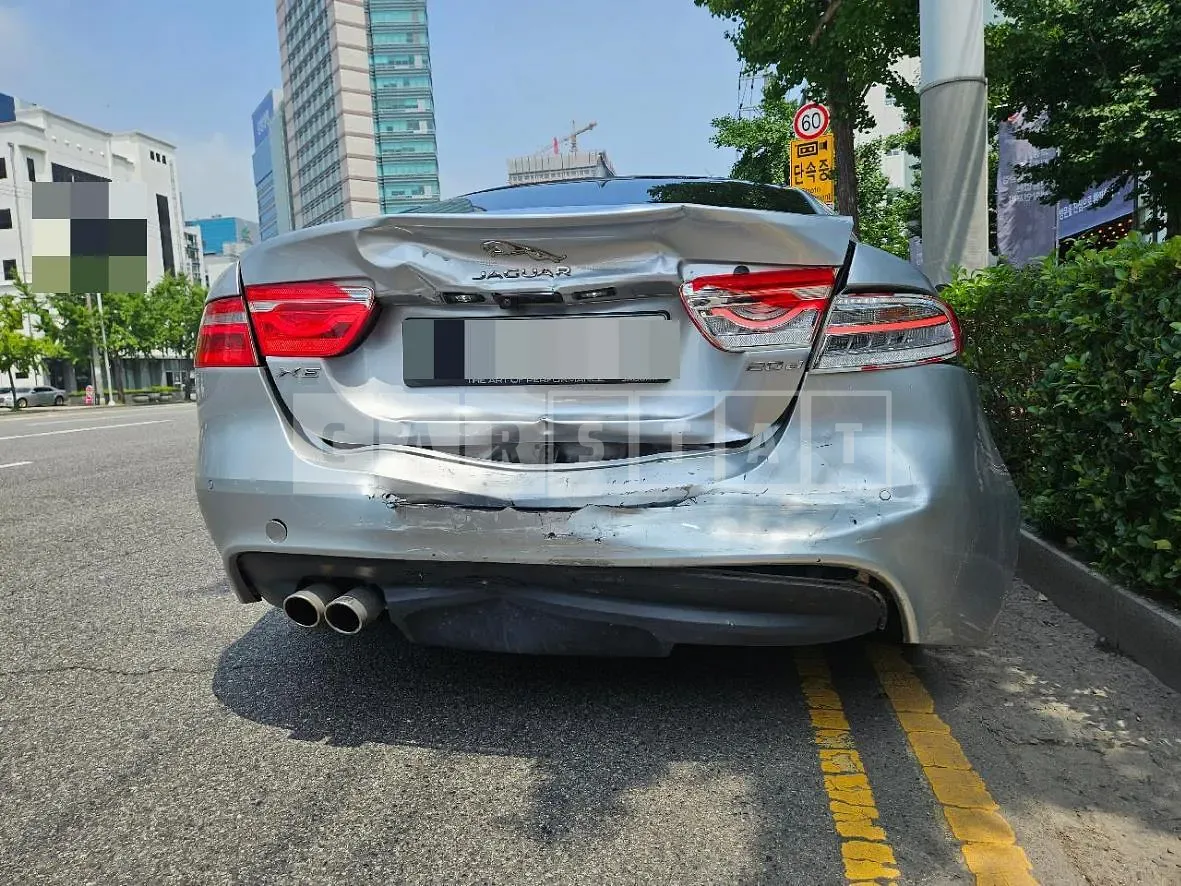 Photo 2 of 38: 2018 Jaguar XE 20d, VIN SAJAB4BN6JCP42841 — Korean insurance auction