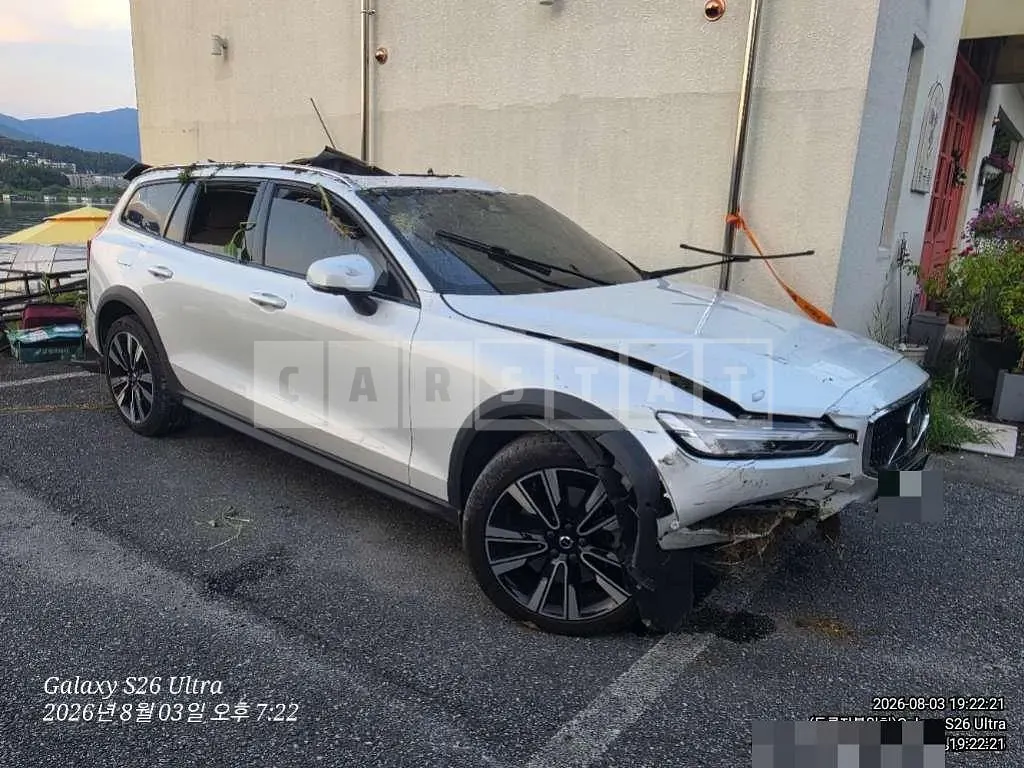 Photo 2 of 10: 2022 Volvo V60CCB5 AWD — Korean insurance auction