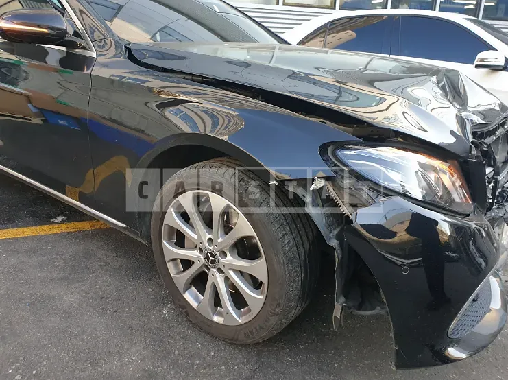 Photo 2 of 25: 2019 Mercedes-Benz E 300 4Matic, VIN WDDZF4KB7KA677688 — Korean insurance auction
