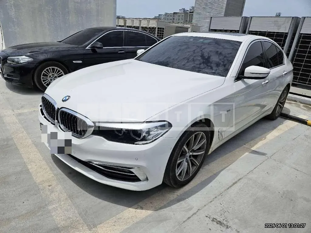 Photo 2 of 8: 2018 BMW 520i — Korean insurance auction