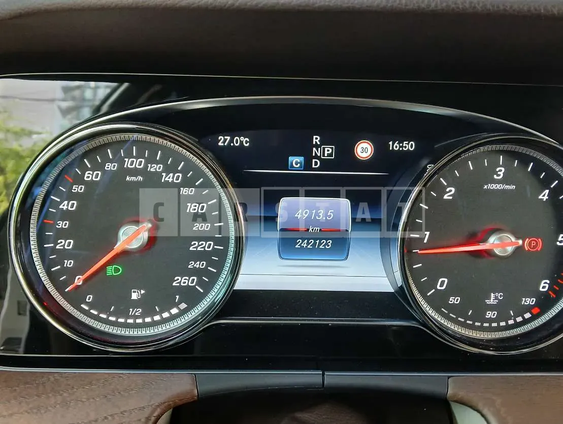 Photo 2 of 9: 2017 Mercedes-Benz E220 d 4Matic — Korean insurance auction