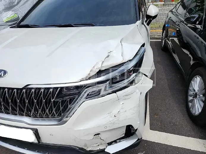 Photo 2 of 16: 2021 Kia Carnival, VIN KNANE81BBMS079197 — Korean insurance auction
