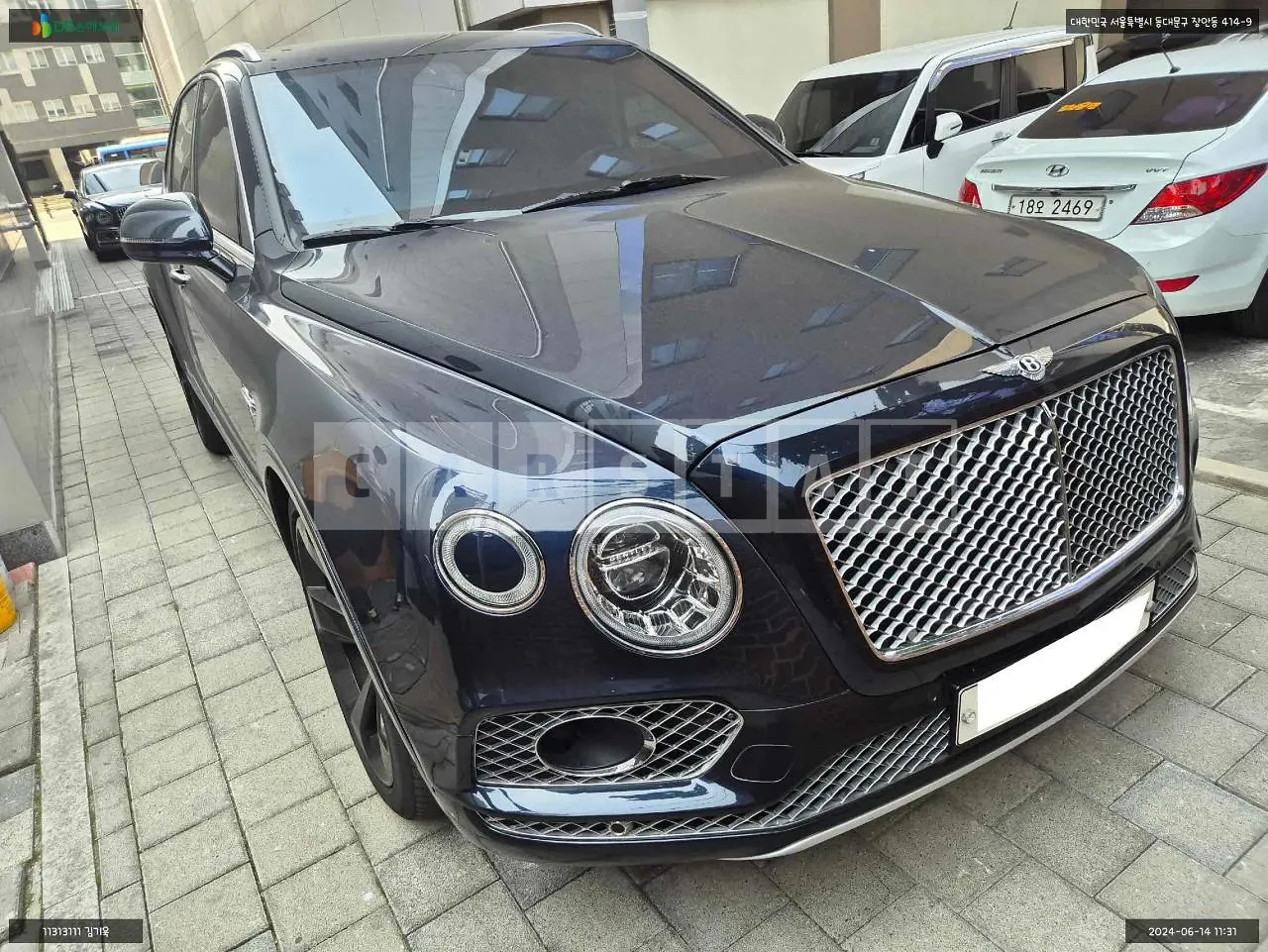 Photo 2 of 25: 2017 Bentley Bentayga, VIN SJAAC14V2HC014310 — Korean insurance auction