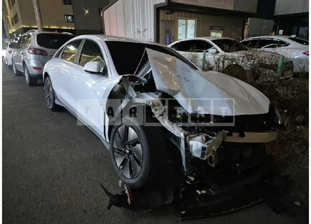 Photo 2 of 15: 2025 Hyundai IONIQ 6 — Korean insurance auction