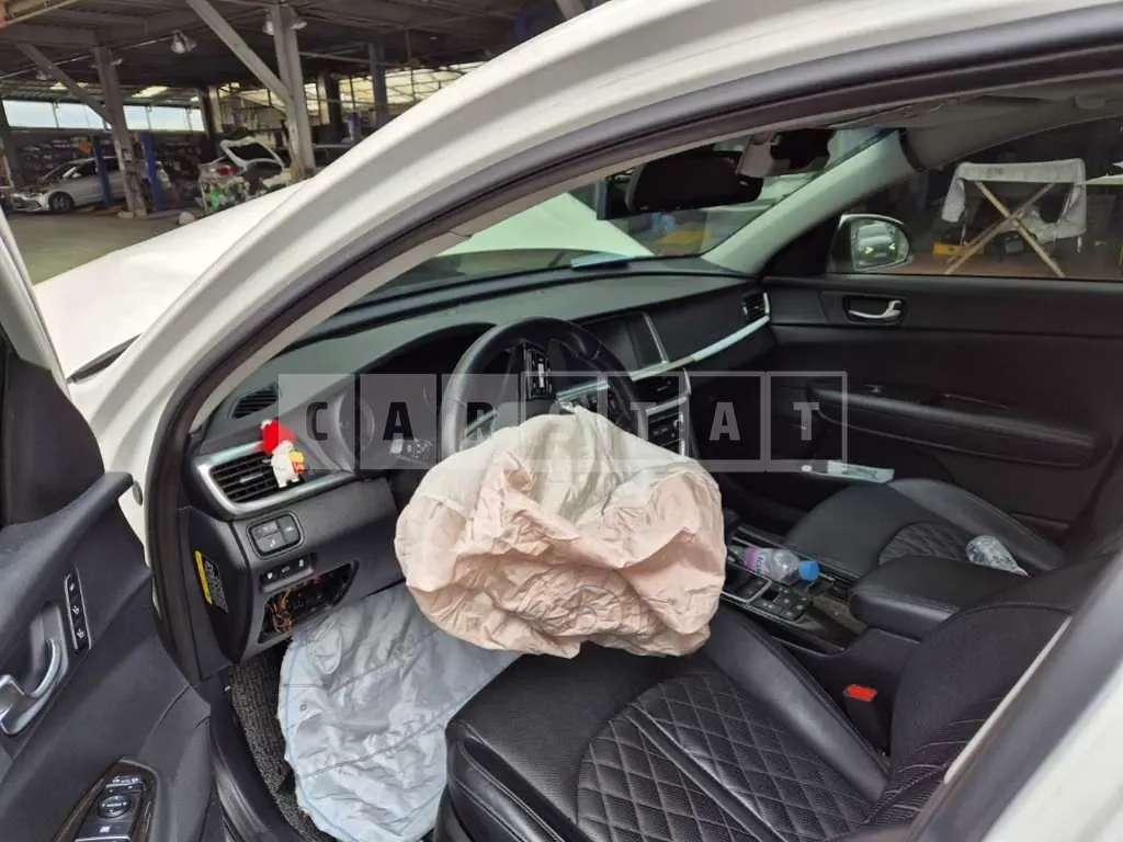 Photo 2 of 10: 2019 Kia K5 — Korean insurance auction