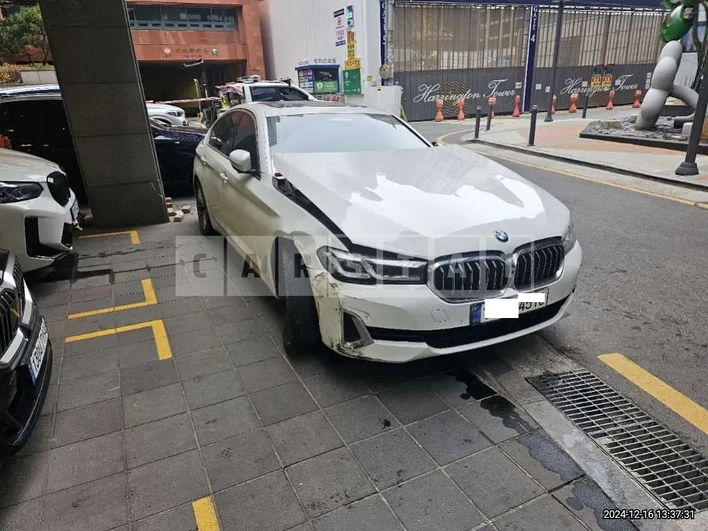 Photo 2 of 23: 2021 BMW 520i — Korean insurance auction