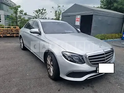 Photo 1 of 44: 2018 Mercedes-Benz E300 4Matic, VIN WDDZF4KB6JA331615 — Korean insurance auction