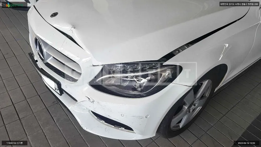 Photo 2 of 17: 2018 Mercedes-Benz C200 d, VIN WDDWF3HB4JR369902 — Korean insurance auction