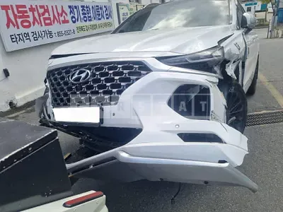 Photo 1 of 19: 2019 Hyundai Santa Fe, VIN KMHS581ABLU217986 — Korean insurance auction