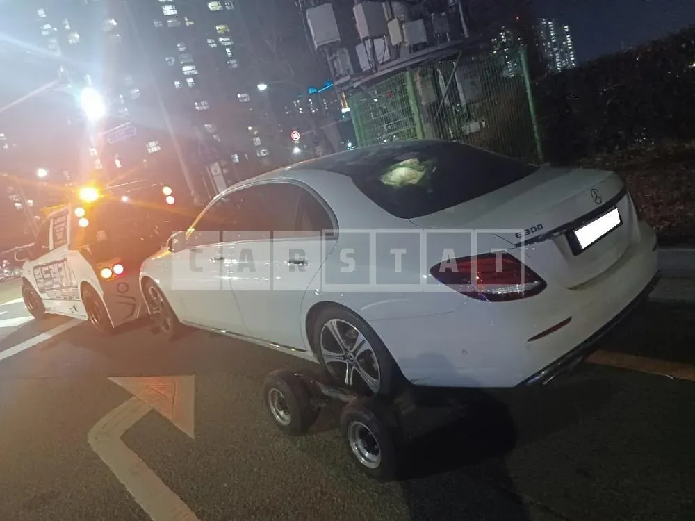Photo 2 of 29: 2019 Mercedes-Benz E300, VIN WDDZF4JB1KA691362 — Korean insurance auction