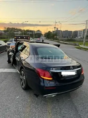 Photo 2 of 6: 2019 Mercedes-Benz E 300, VIN WDDZF4JB9KA697801 — Korean insurance auction