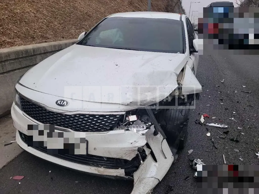 Photo 3 of 3: 2017 Kia K5 2.0 — Korean insurance auction
