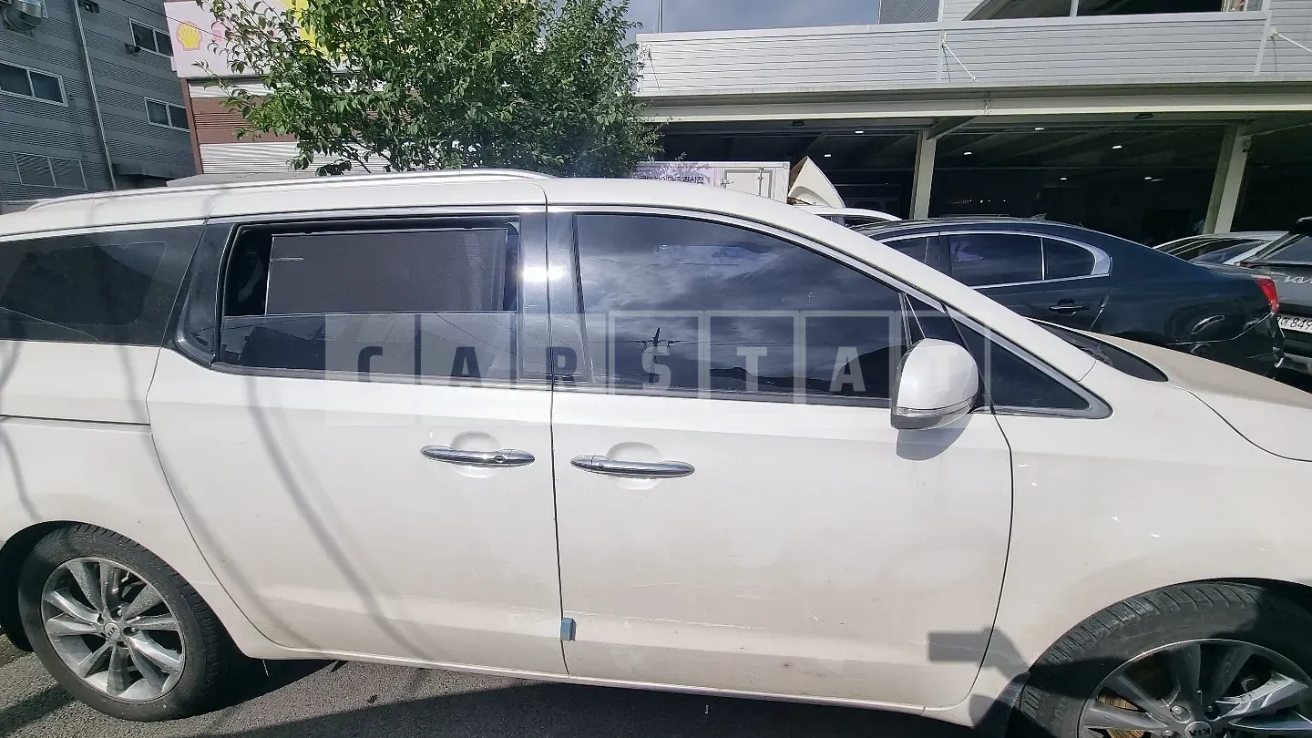 Photo 2 of 10: 2019 Kia Carnival, VIN KNAMC81ABKS607804 — Korean insurance auction