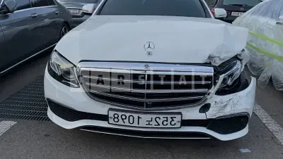 Photo 1 of 9: 2019 Mercedes-Benz E300 e, VIN WDDZF5DB5KA670449 — Korean insurance auction