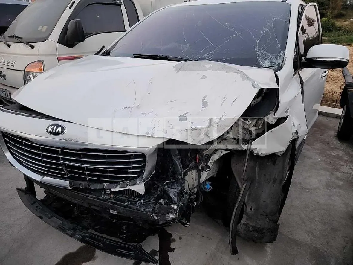 Photo 2 of 23: 2016 Kia Carnivals, VIN KNAMC81ABHS301563 — Korean insurance auction