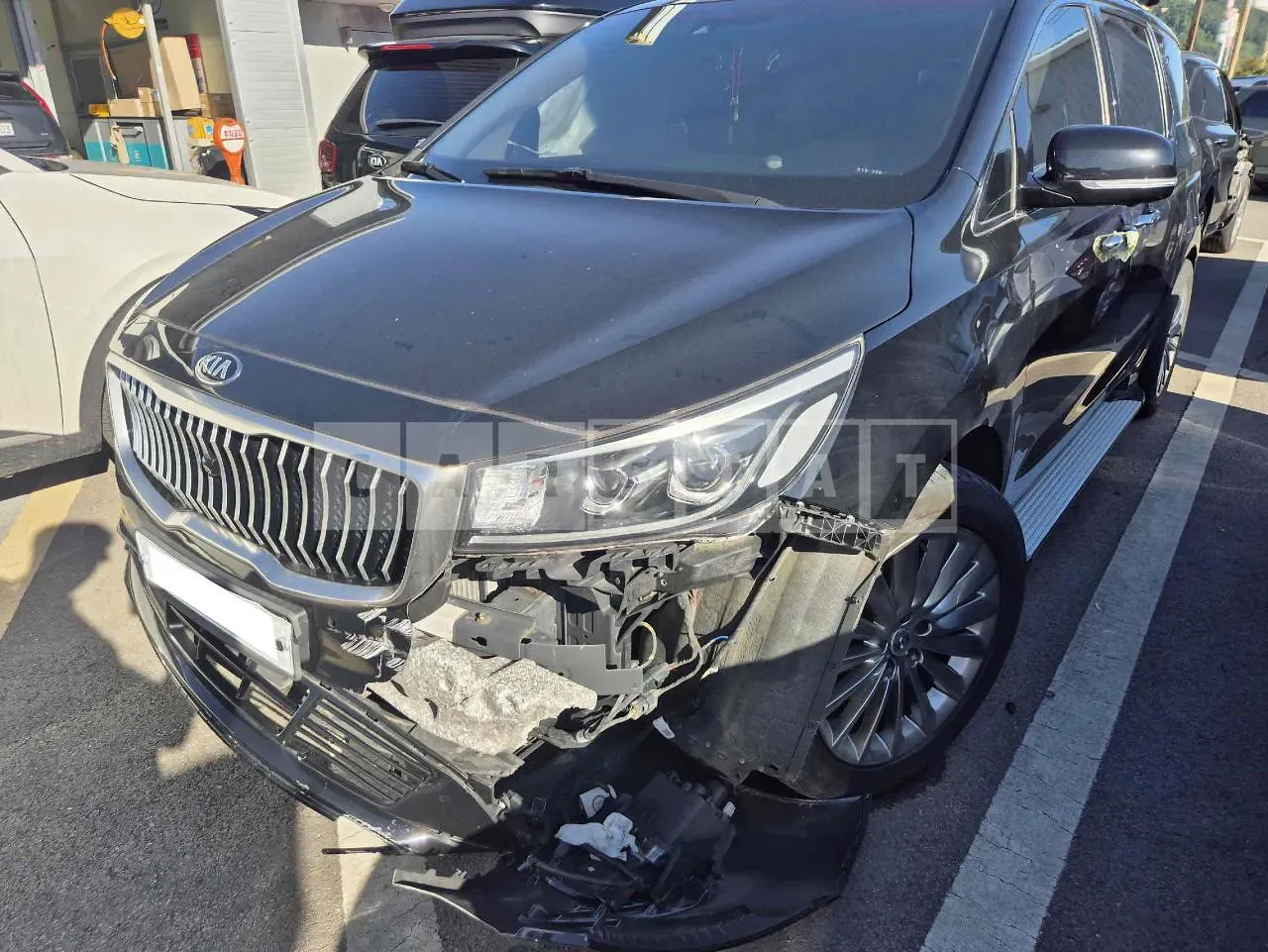 Photo 2 of 16: 2018 Kia Carnival, VIN KNAME81ABKS450392 — Korean insurance auction