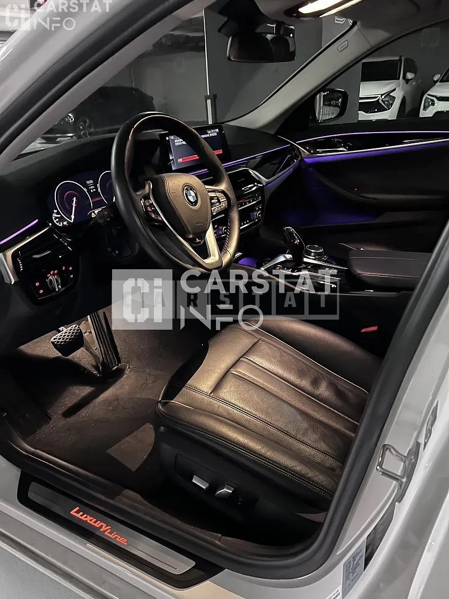 Photo 2 of 16: 2019 BMW 520i Luxury — Korean insurance auction