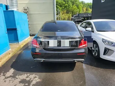 Photo 1 of 8: 2018 Mercedes-Benz E300, VIN WDDZF4JB4JA466142 — Korean insurance auction