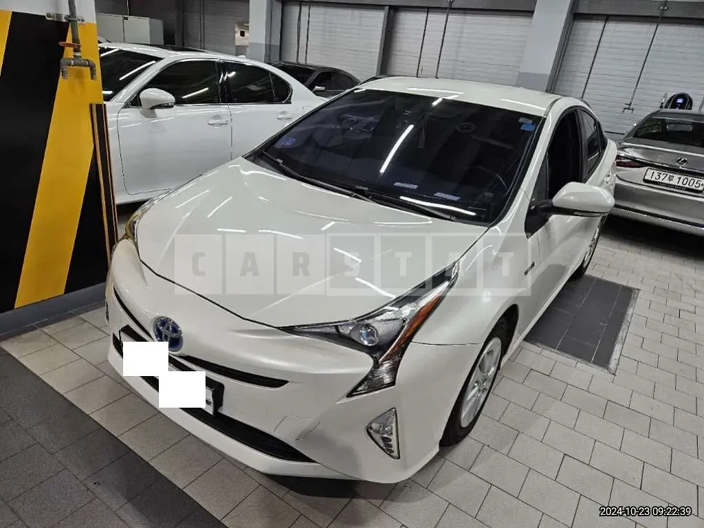 Photo 2 of 15: 2018 Toyota Prius — Korean insurance auction