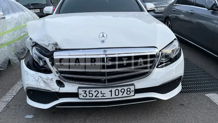 Photo 2 of 32: 2019 Mercedes-Benz E300 e, VIN WDDZF5DB5KA670449 — Korean insurance auction