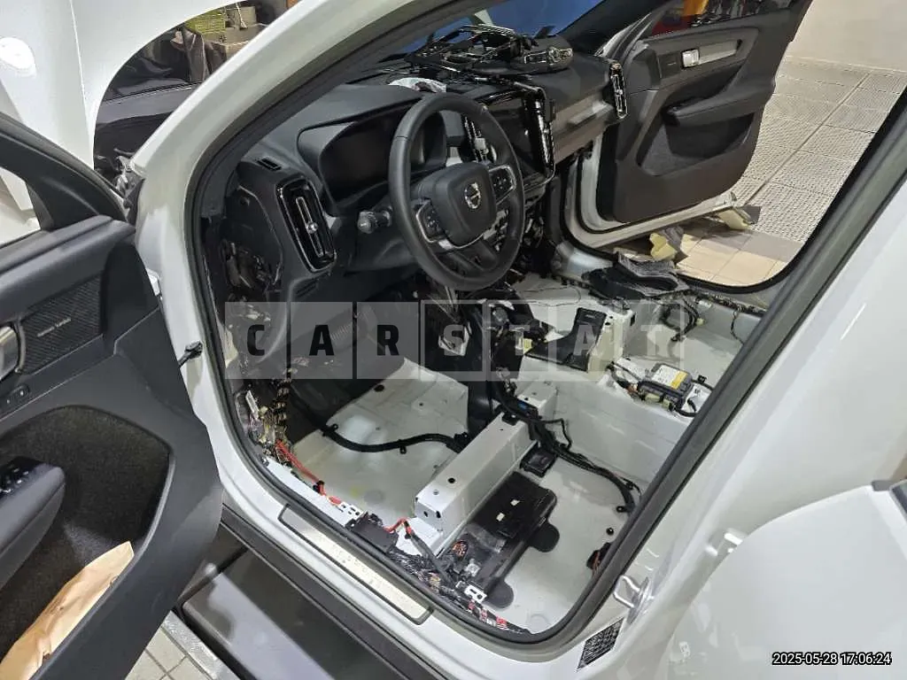 Photo 2 of 27: 2022 Volvo XC40B4 AWD — Korean insurance auction