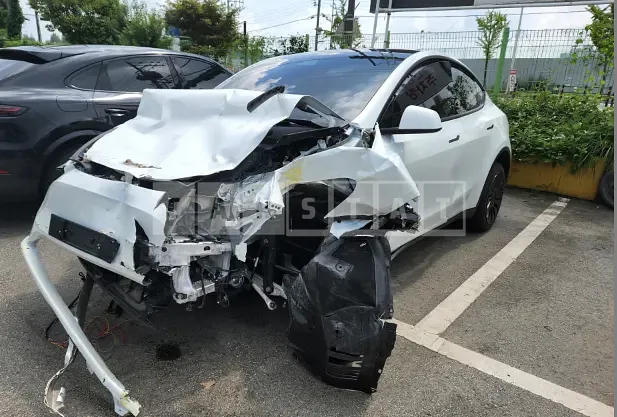 Photo 2 of 5: 2022 Tesla Model Y LongRange, VIN 7SAYGDEE9NF568821 — Korean insurance auction
