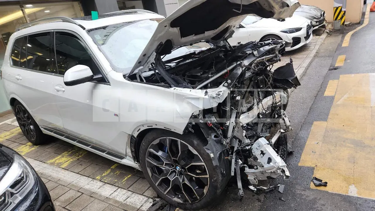 Photo 2 of 47: 2025 BMW X7 xDrive40i, VIN WBA21EM05S9Y27873 — Korean insurance auction