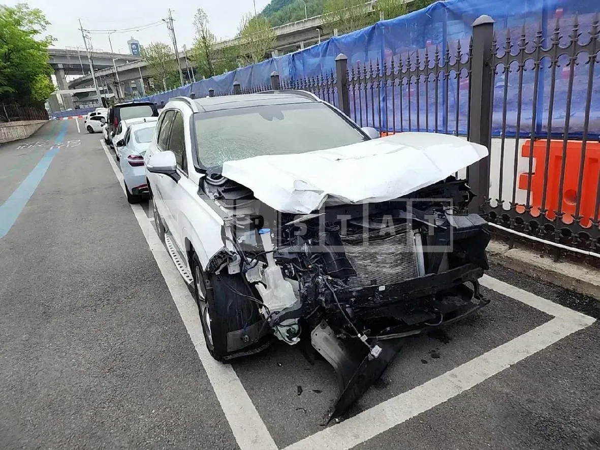Photo 2 of 21: 2018 Hyundai Santa Fe 2.2, VIN KMHS581CBKU098716 — Korean insurance auction