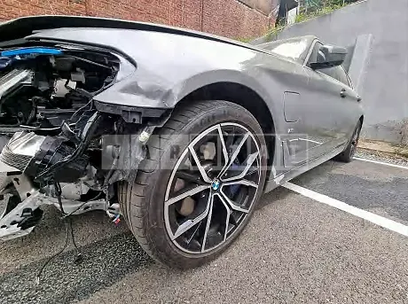 Photo 2 of 13: 2021 BMW 530e, VIN WBA51AG08MCH14591 — Korean insurance auction