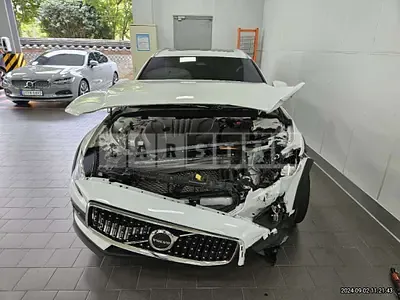 Photo 1 of 19: 2023 Volvo V60 CCB5 AWD — Korean insurance auction