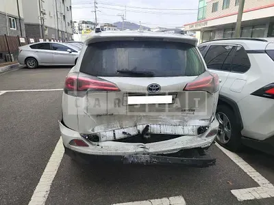 Photo 1 of 8: 2017 Toyota RAV4, VIN JTMDJREV4HD147160 — Korean insurance auction