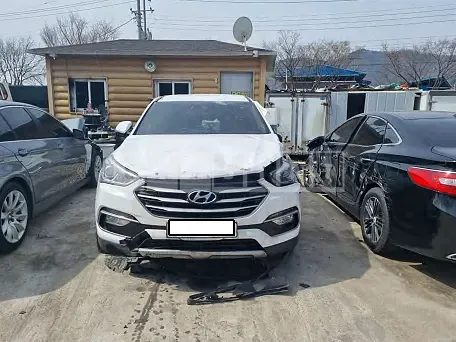 Photo 2 of 14: 2016 Hyundai Santa Fe, VIN KMHSU81UBGU603928 — Korean insurance auction