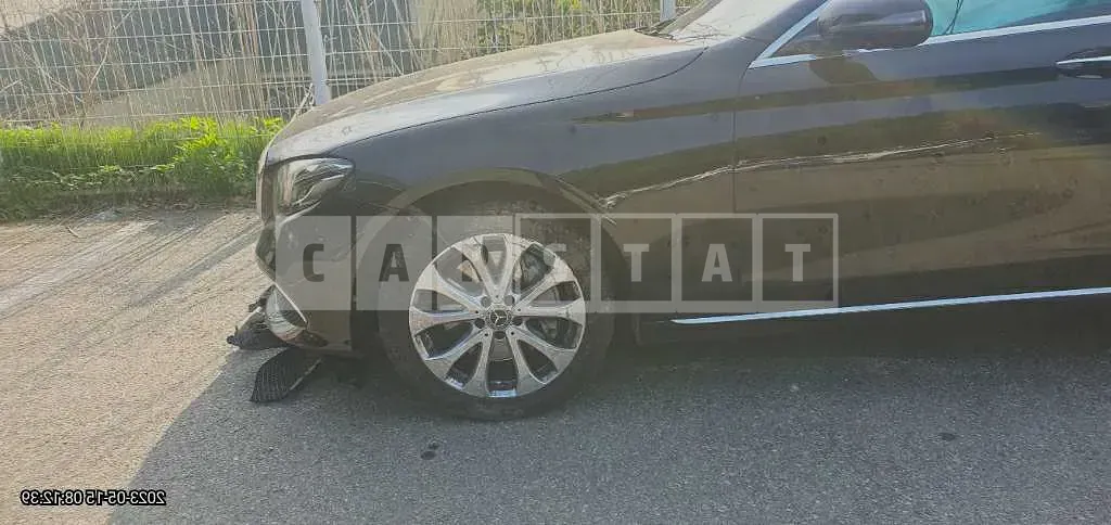 Photo 2 of 9: 2018 Mercedes-Benz E300, VIN WDDZF4JBXJA299382 — Korean insurance auction