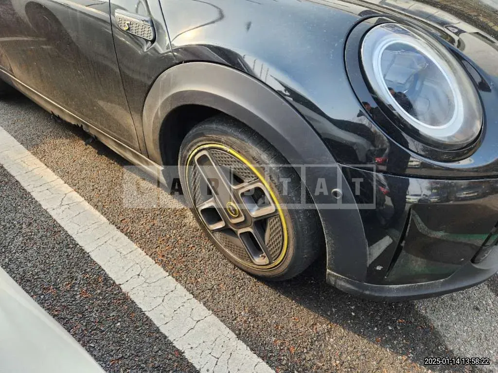 Photo 2 of 33: 2023 MINI Cooper If — Korean insurance auction