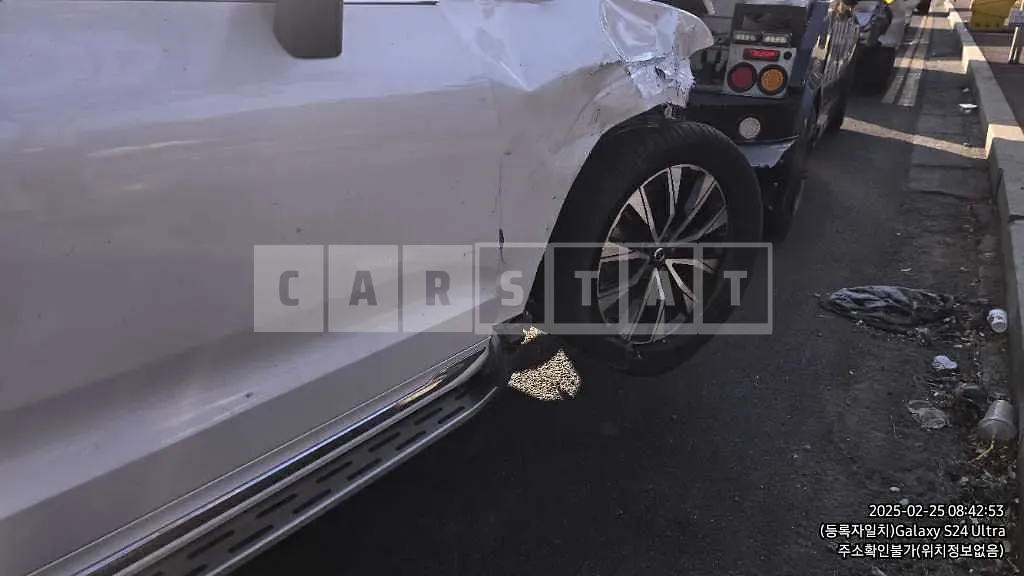 Photo 2 of 15: 2023 Volvo XC60B5 AWD — Korean insurance auction