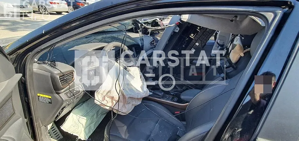 Photo 2 of 15: 2018 Hyundai Ionic Electric, VIN KMHC051HFJU024040 — Korean insurance auction