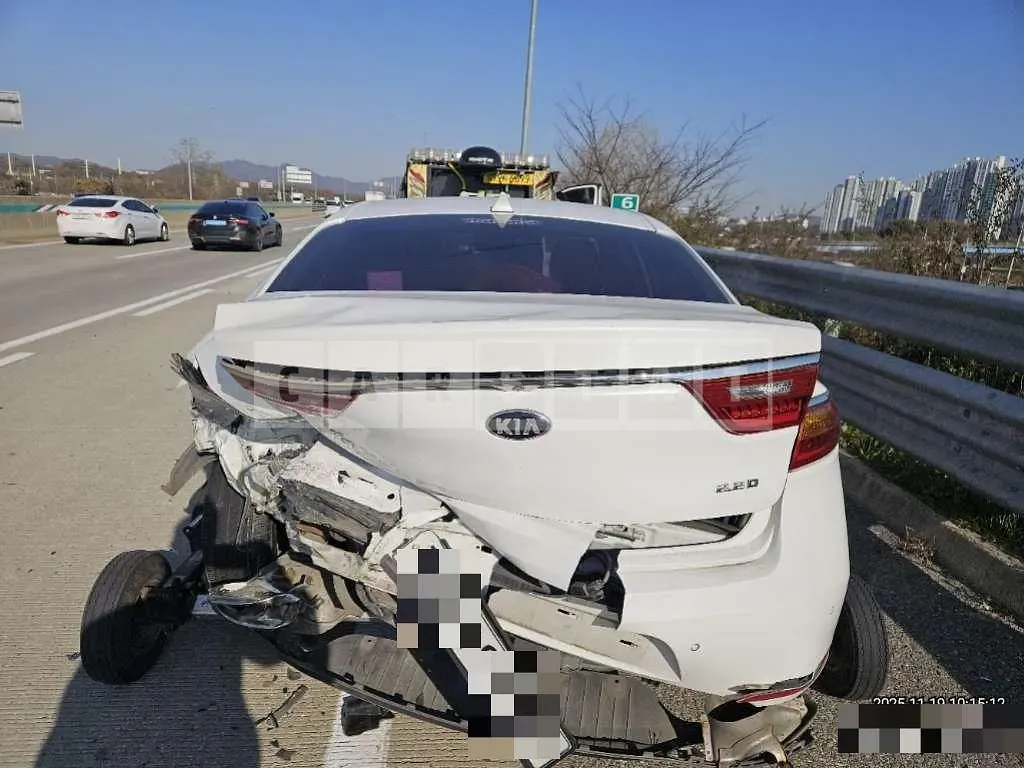 Photo 2 of 12: 2016 Kia K7 — Korean insurance auction
