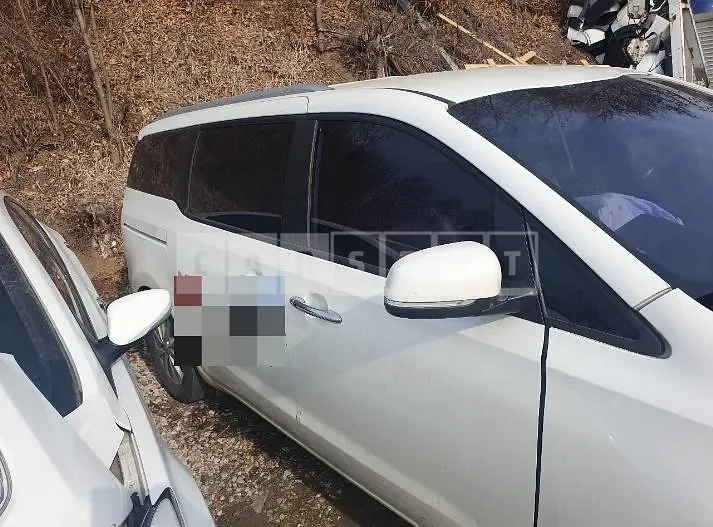 Photo 2 of 13: 2015 Kia Carnivals, VIN KNHMF37ABGS153004 — Korean insurance auction